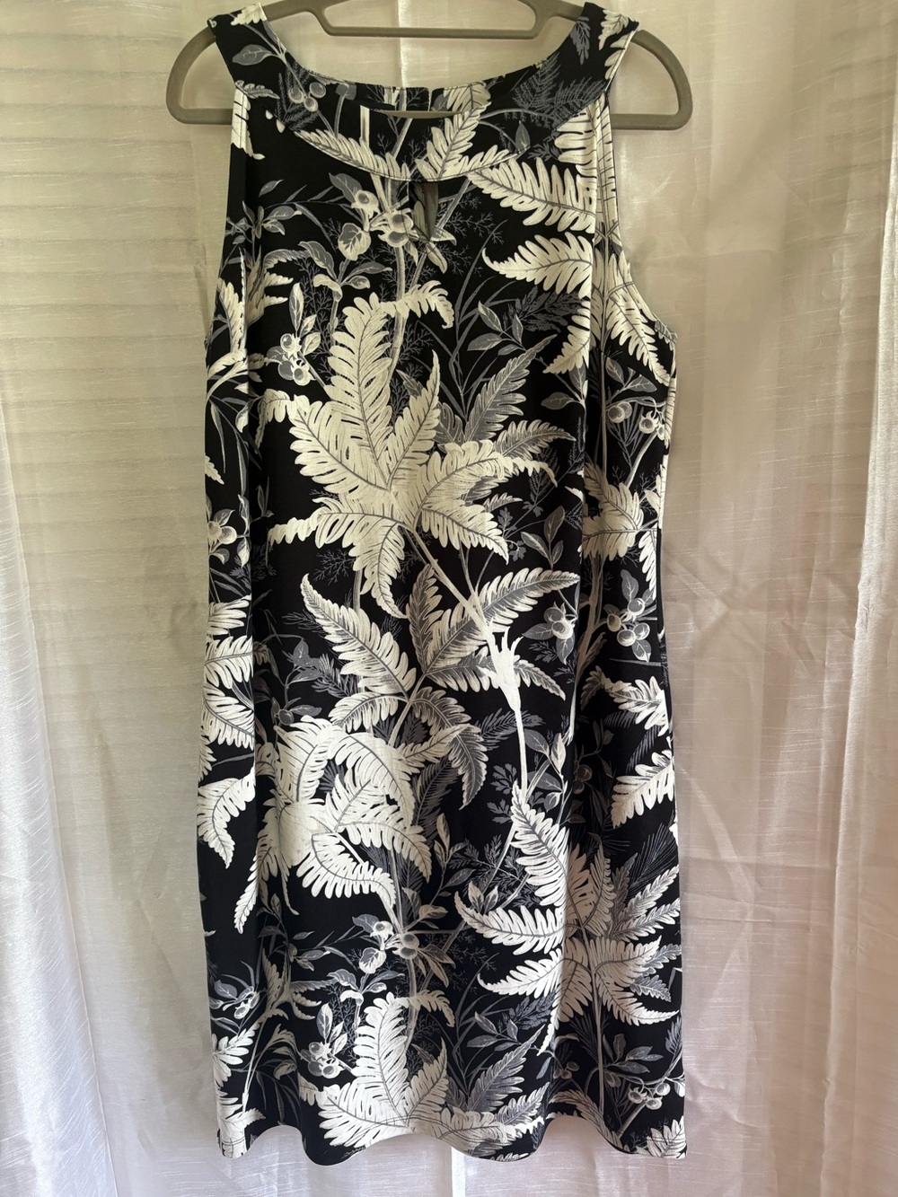 Chic Sleeveless Dress With Black And White Botanical Print